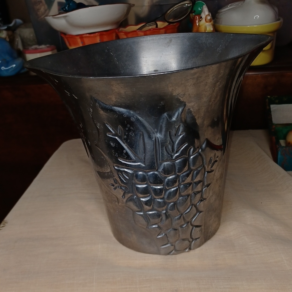 Vintage wine bucket